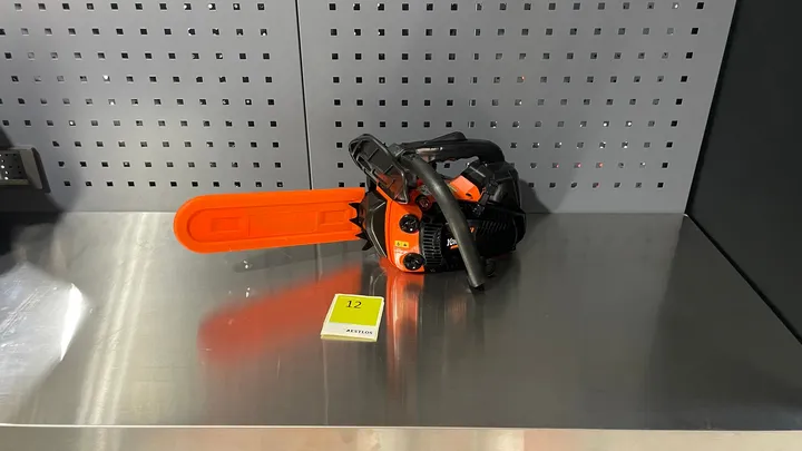 Benzin-Kettensäge orange/schwarz mit Schwert und Kettenschutz